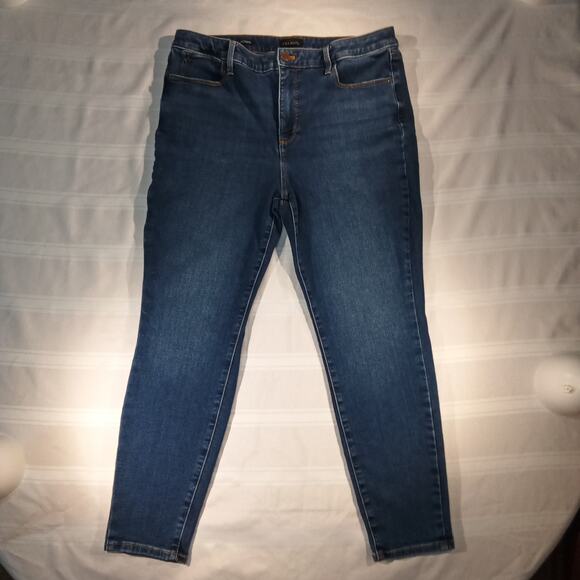 Talbots Women’s Jegging Jeans Size 14P Petite Talia Wash Mid-Rise Stretch Denim - Picture 3 of 9